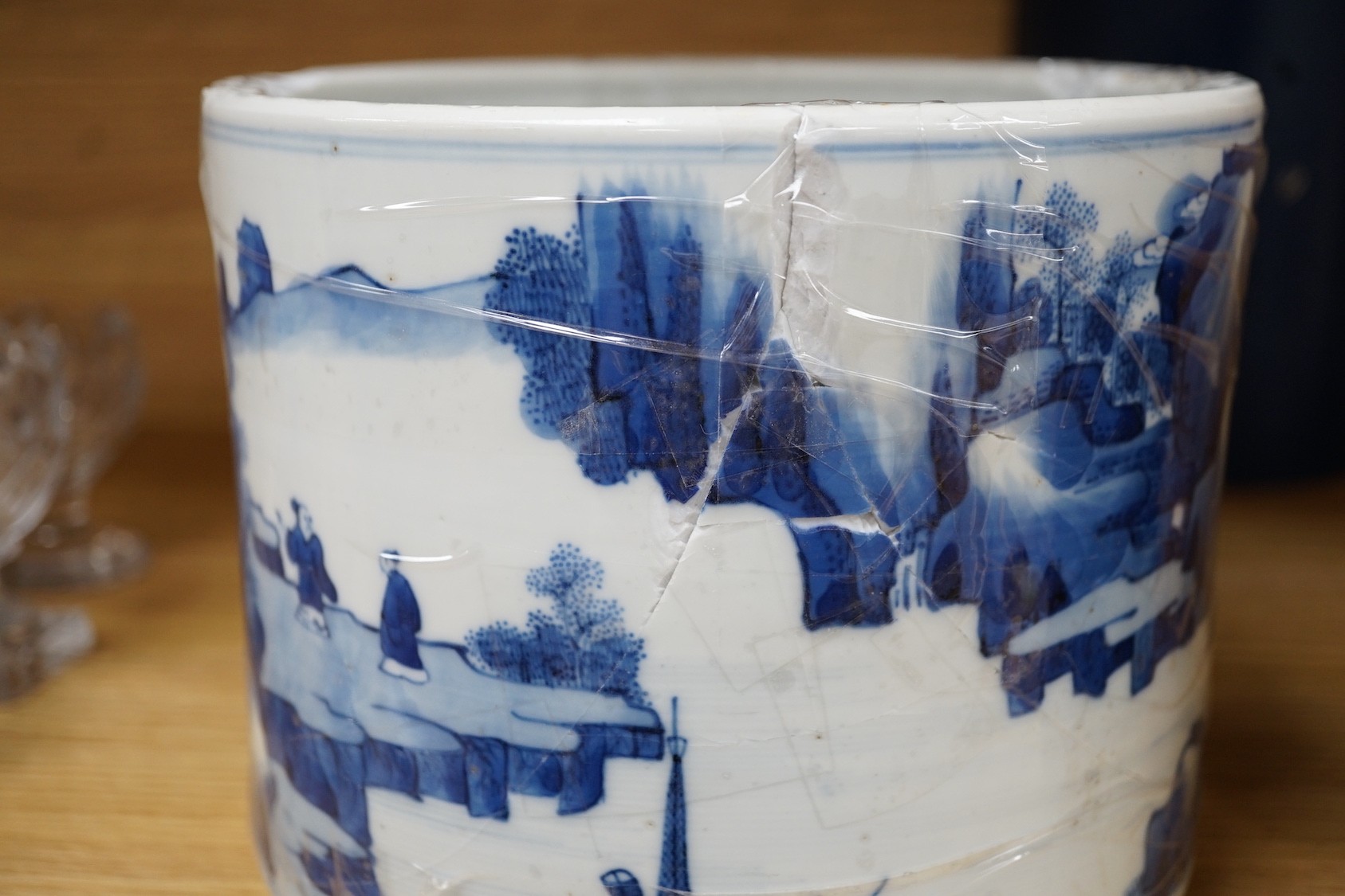 A Chinese blue and white brushpot a.f. 16cm